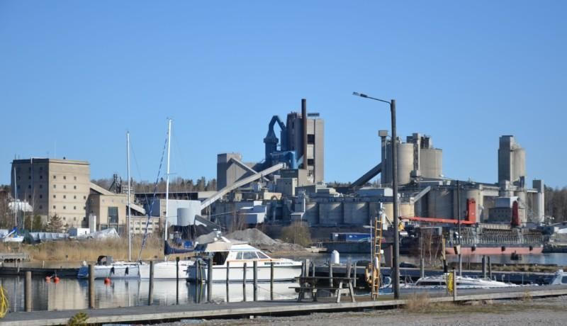 en fabrik och en pråm