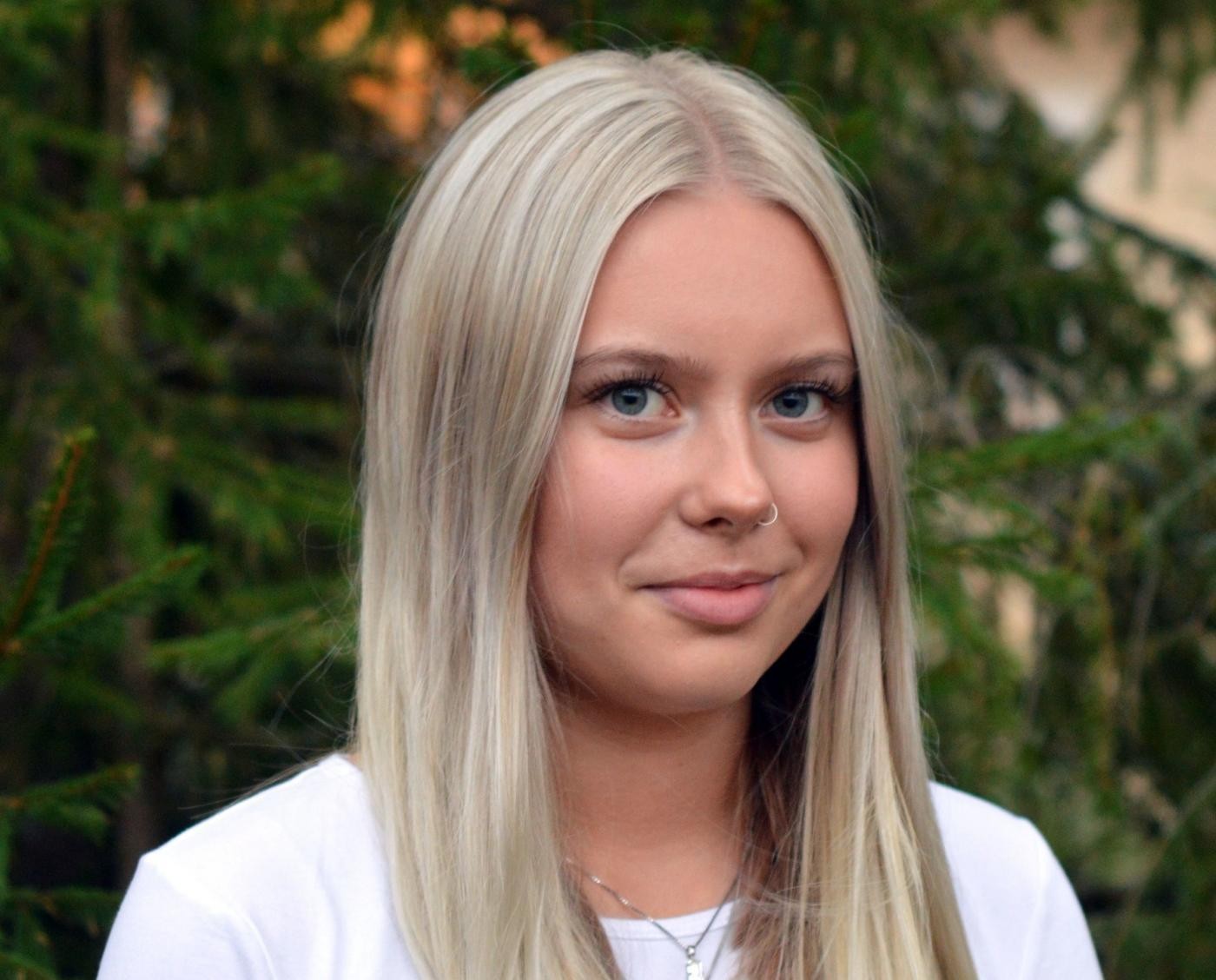 Flicka med ljust hår