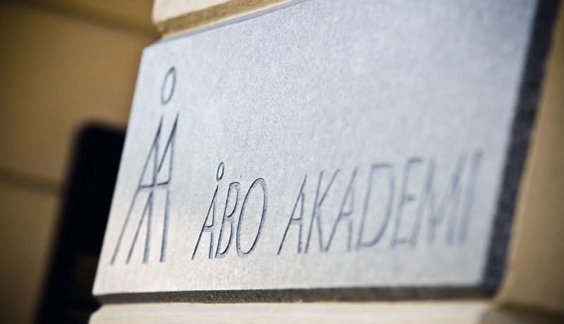 En skylt där det står Åbo Akademi
