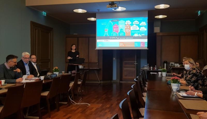 Kvinna håller presentation i sal med publik