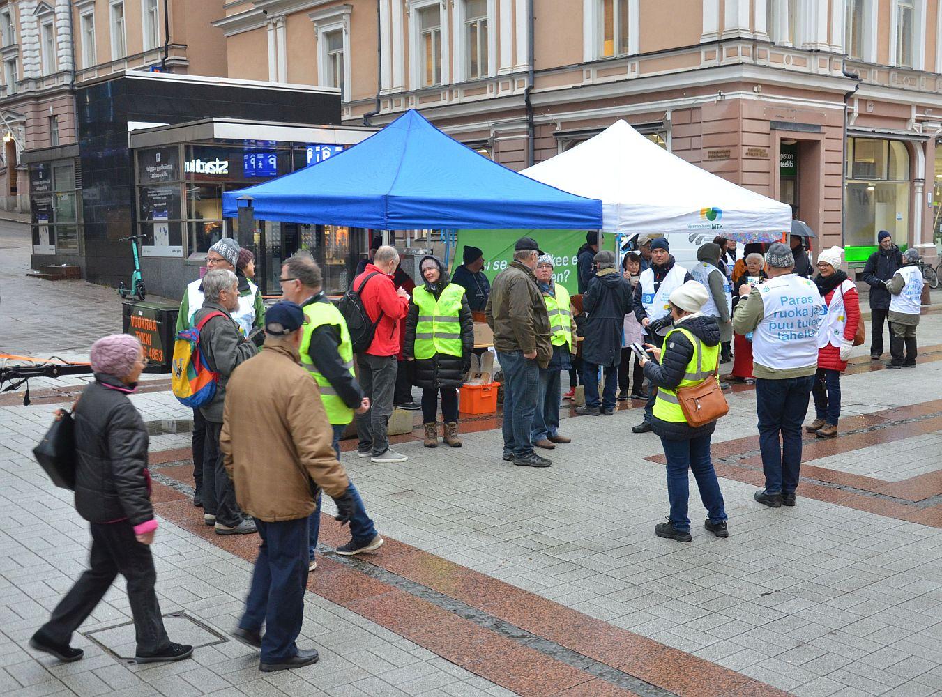 Demonstranter vid tältstånd på gågata