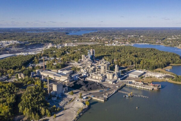 Flygbild över industrianläggning vid hav