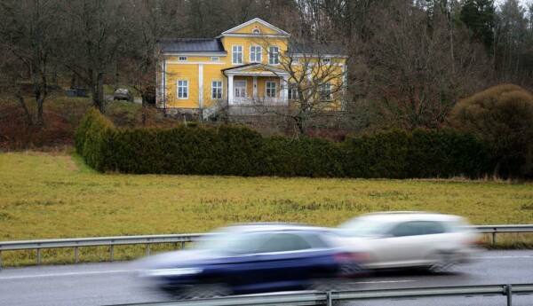 Ståtligt trähus invid motorväg