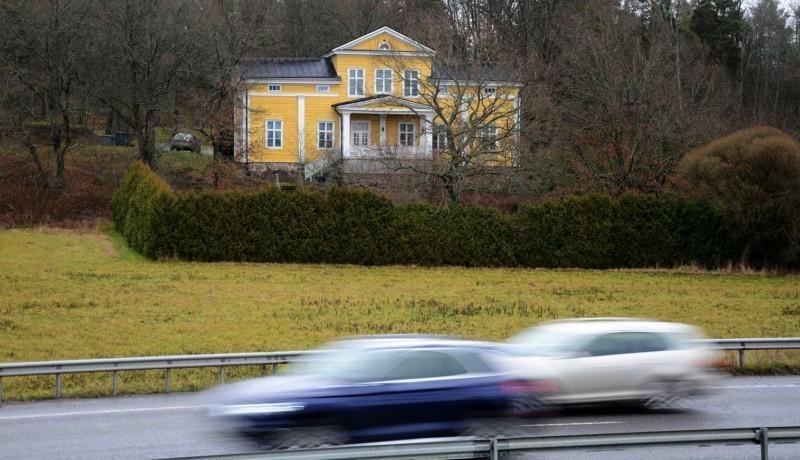 Ståtligt trähus invid motorväg