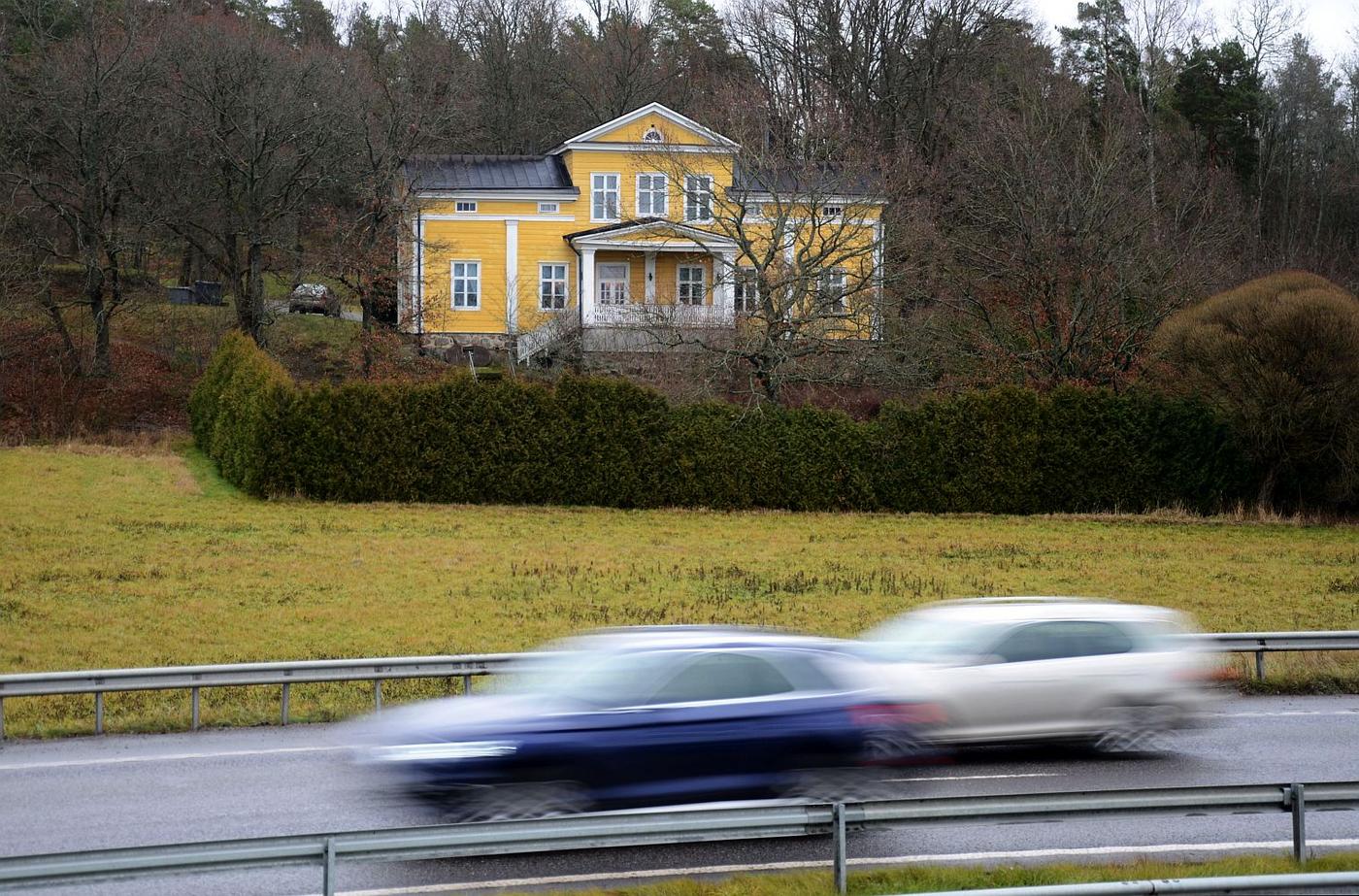 Ståtligt trähus invid motorväg