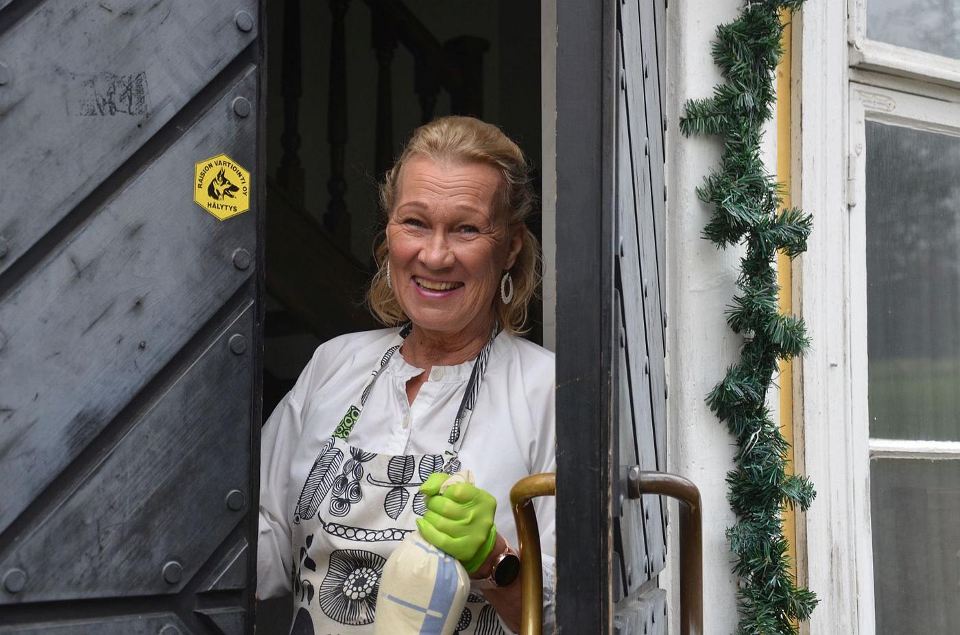 Kvinna står i dörröppning