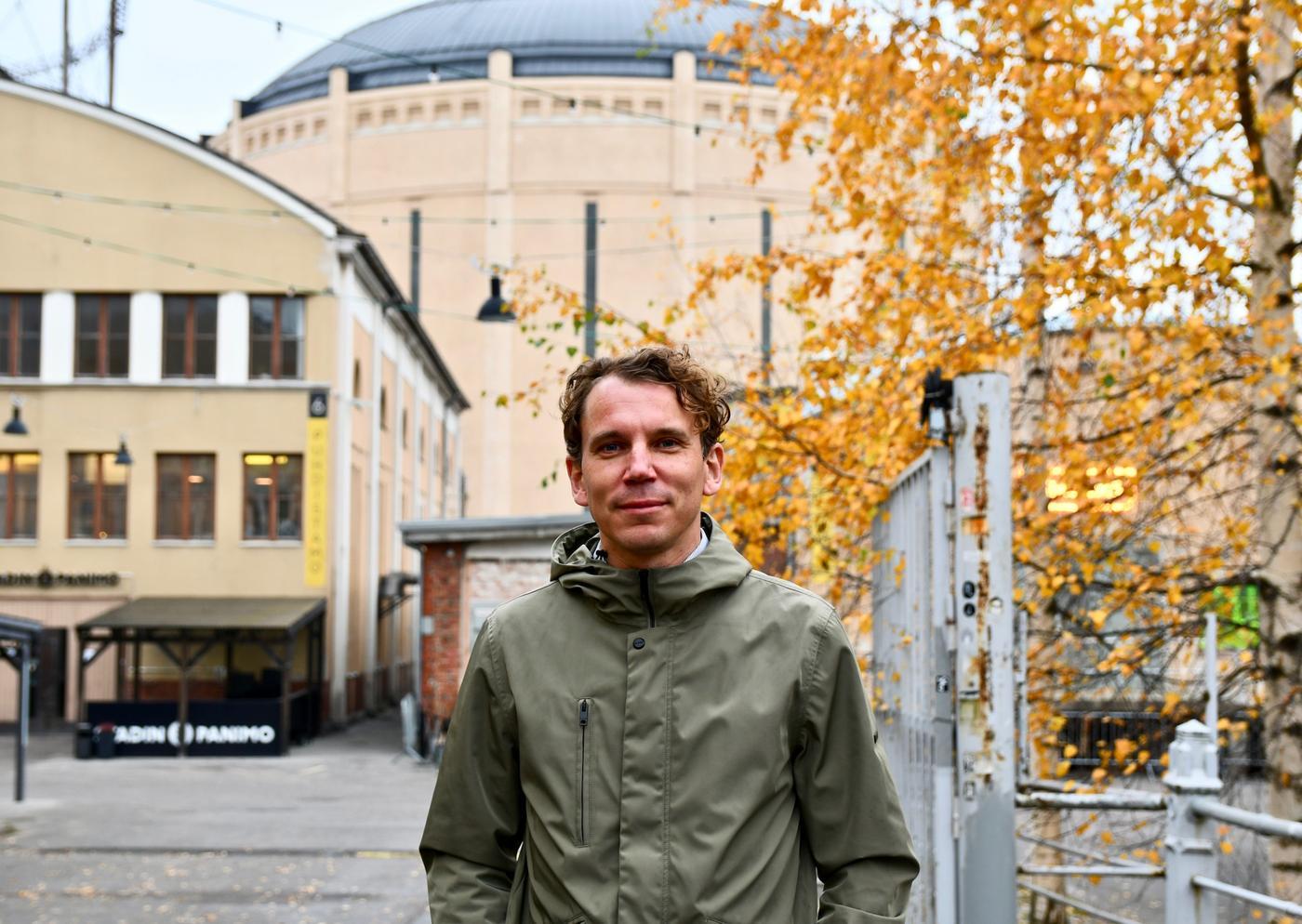 Man fotad på hösten