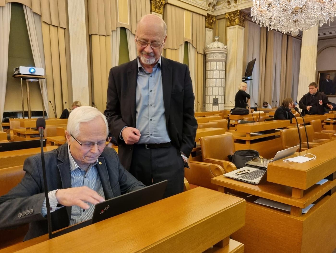 två äldre herrar i fullmäktigesal Åbo