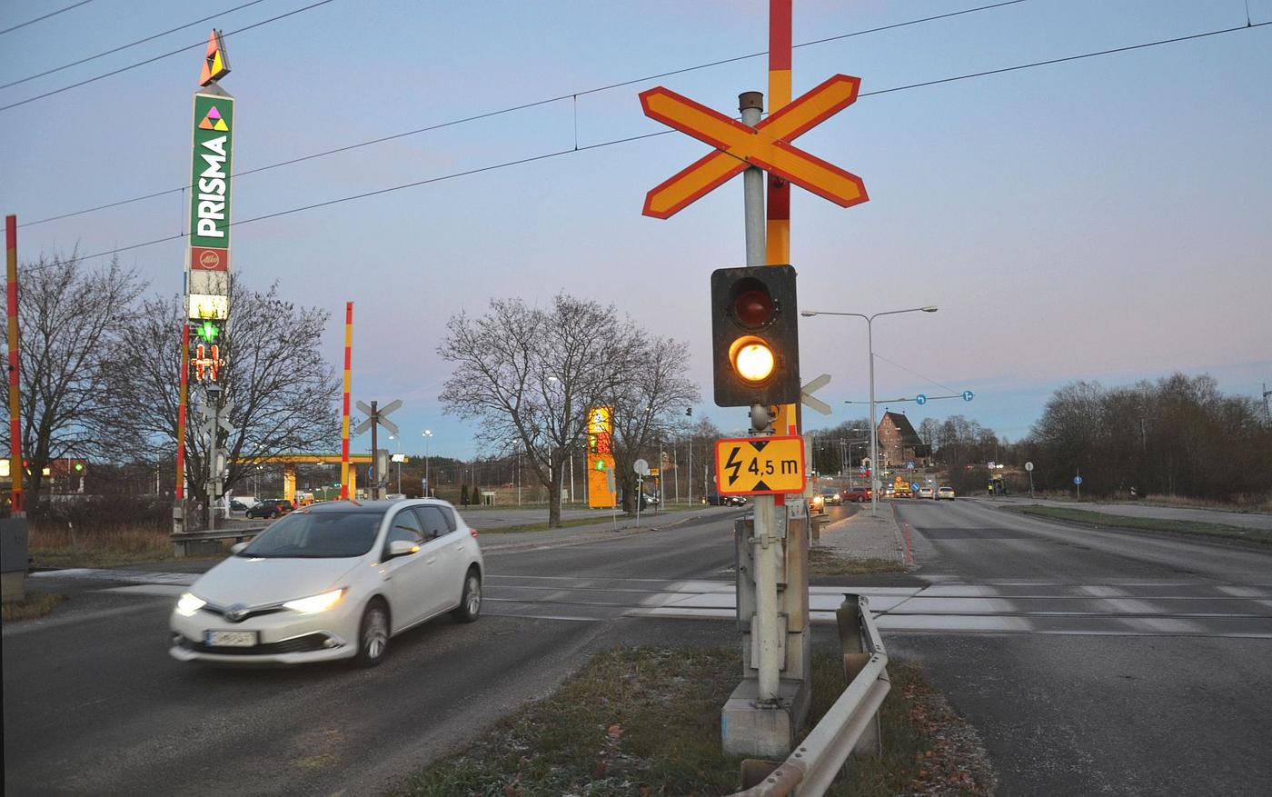 Bil kör genom plankorsning