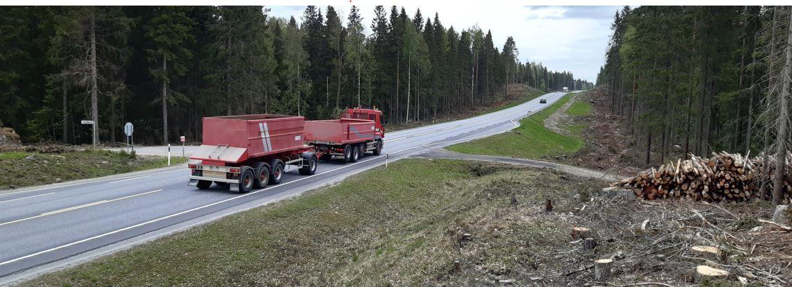 en väg och en skogsmaskin