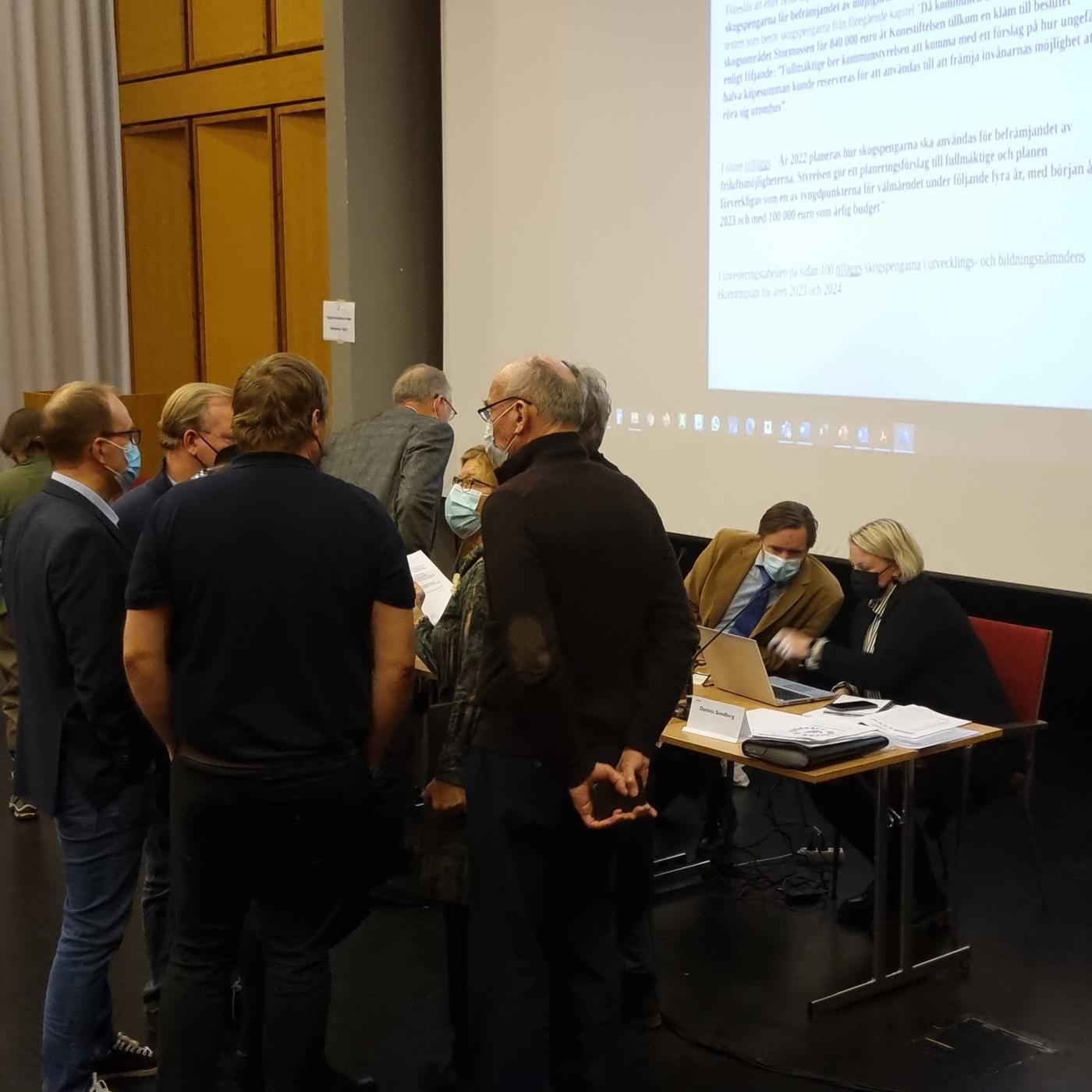 personer i grupp diskuterar