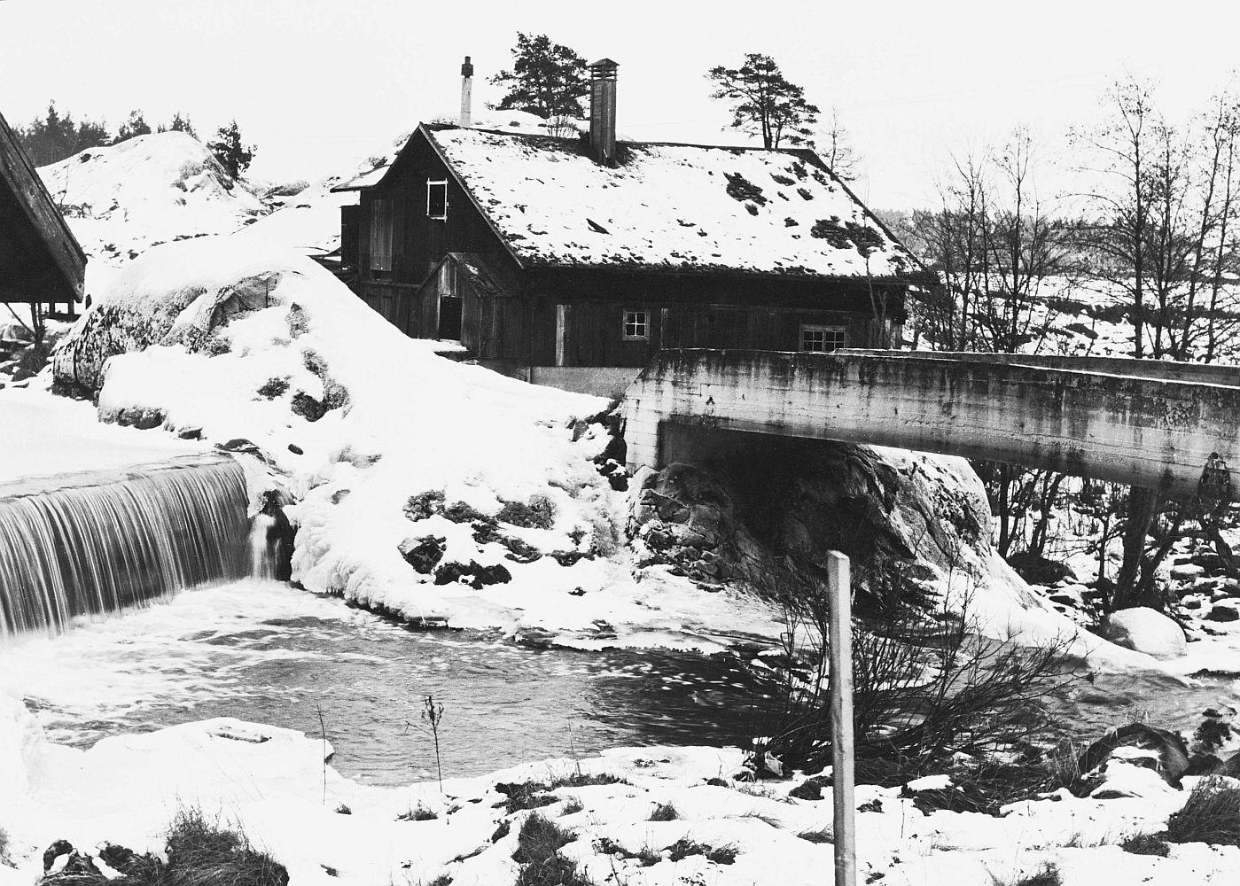 Gammal bild av damm och kvarnbyggnad