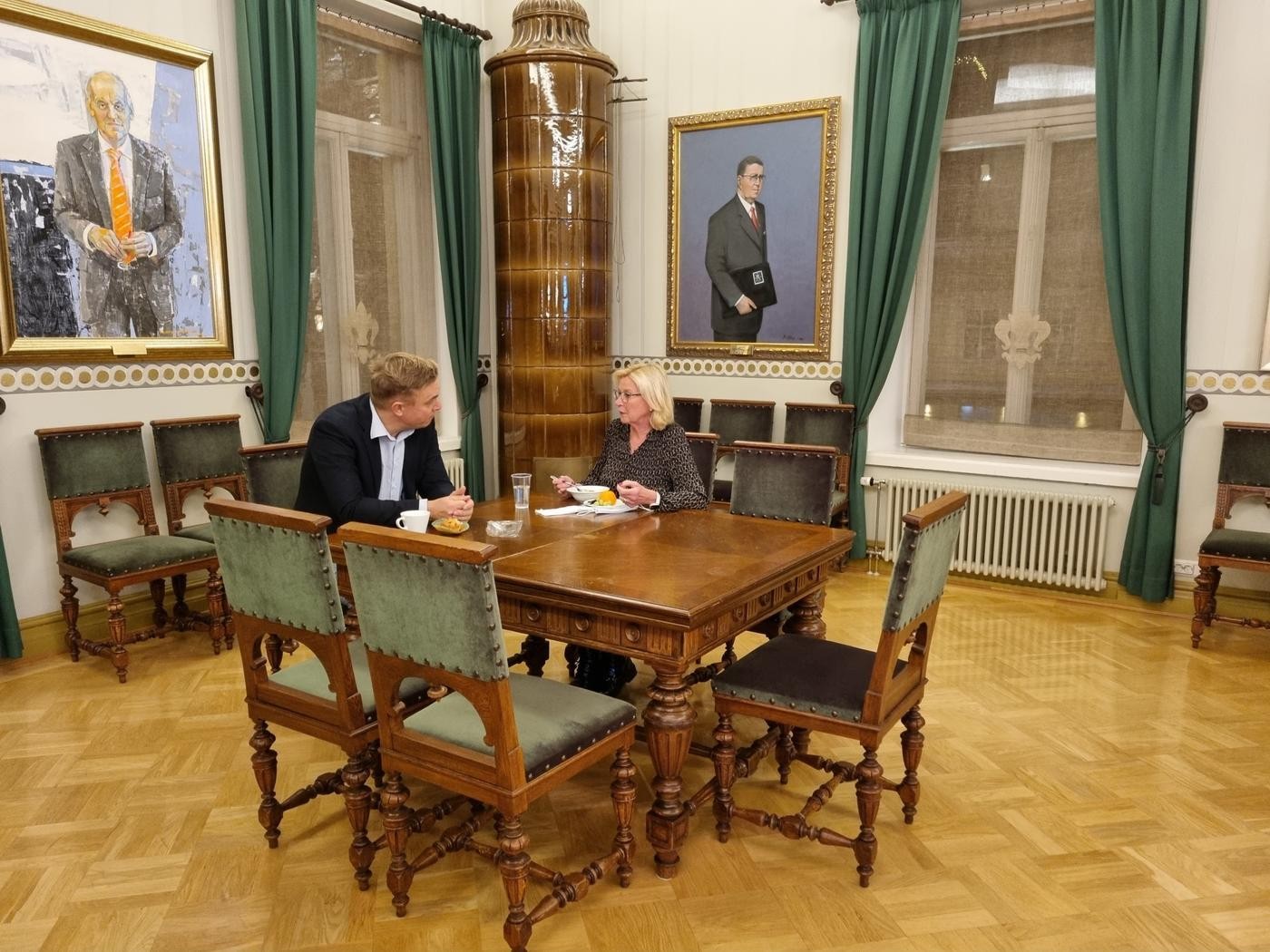 man och kvinna vid ett bord i en festlig matsal