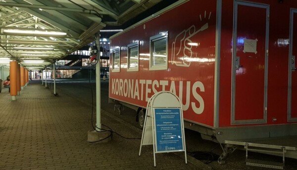 Stor släpvagn med mottagning för coronatest