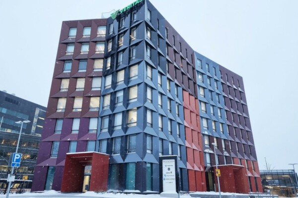 Ett åttavåningskontorskomplex i många färger.