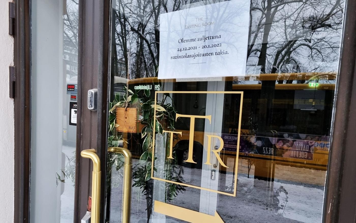 Stängd dörr, men lapp som berättar att baren är stängd.