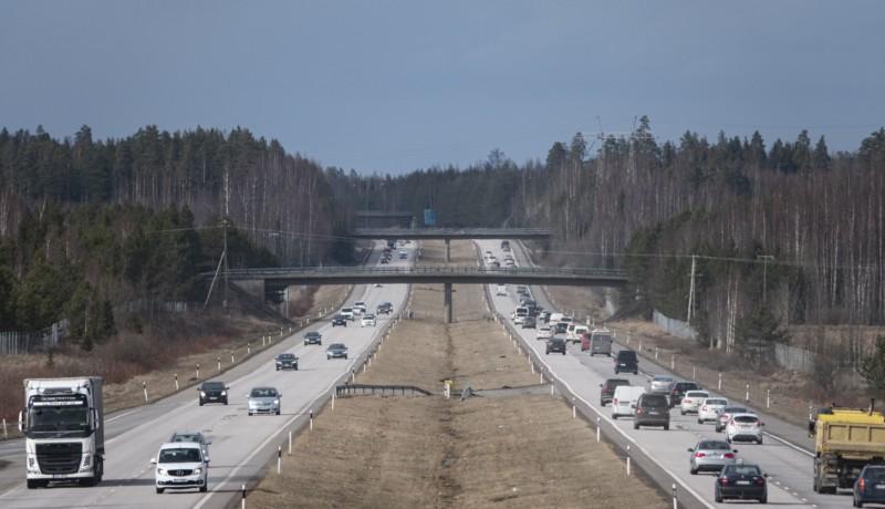 En motorväg med ganska mycket trafik.