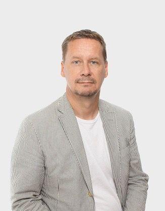 en man i grå blazer