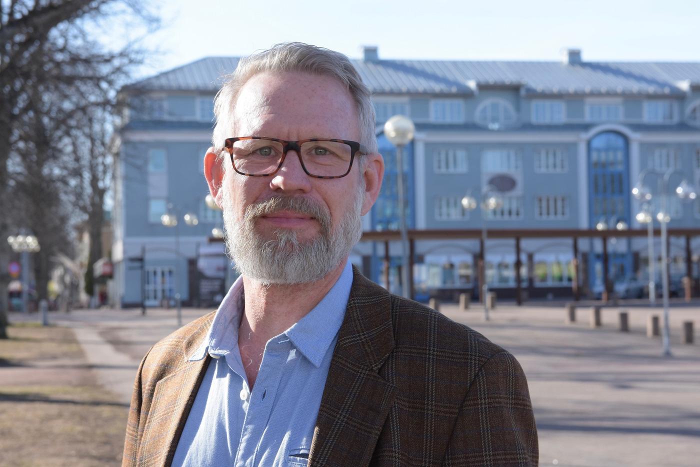 Man med glasögon.