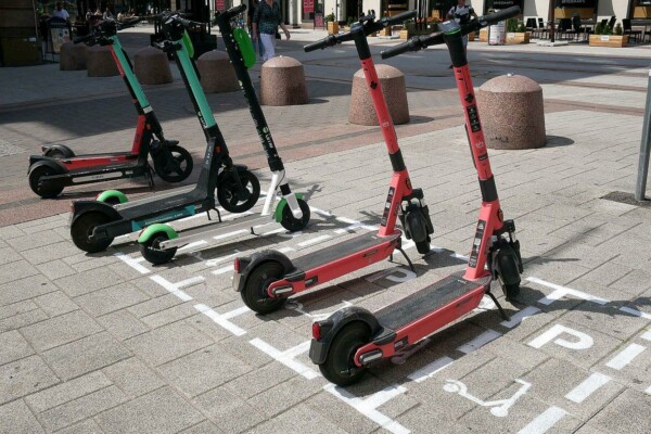 Parkerade elsparkcyklar