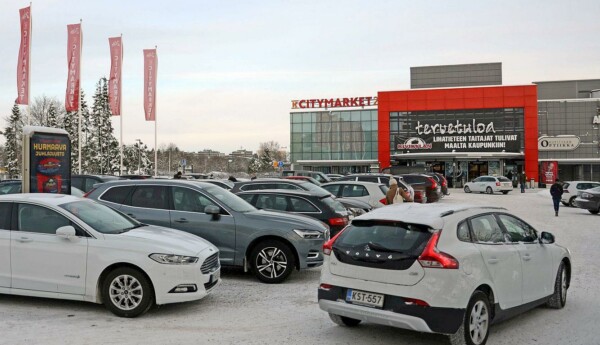 Parkerade bilar vid köpcentrum