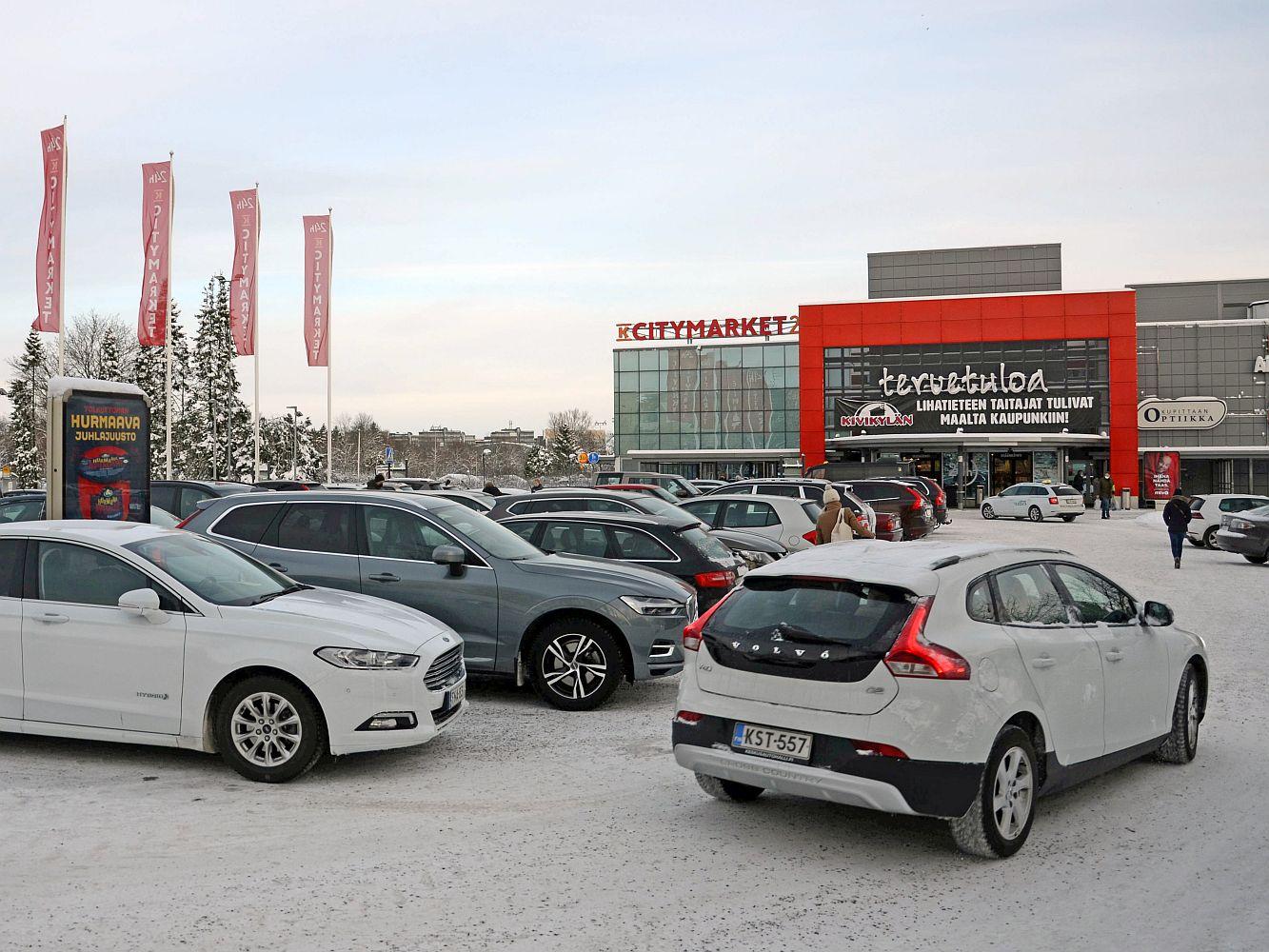 Parkerade bilar vid köpcentrum