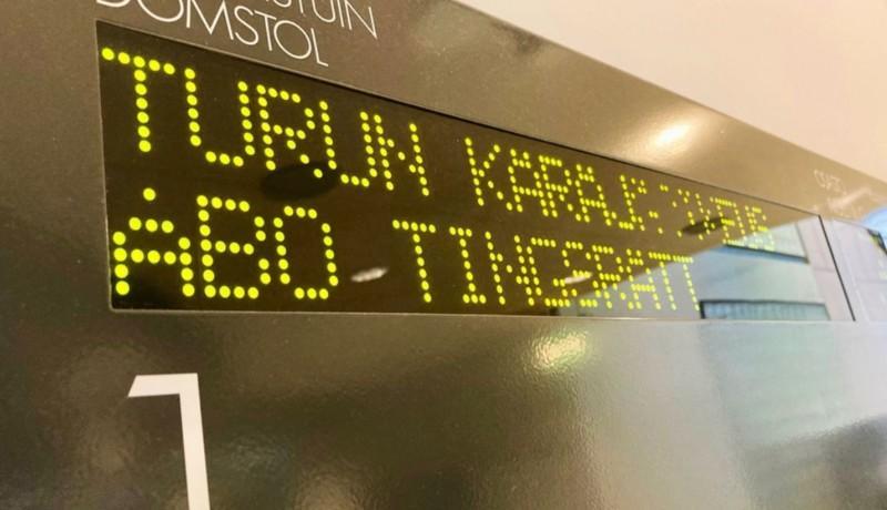 en skylt i neonfärg