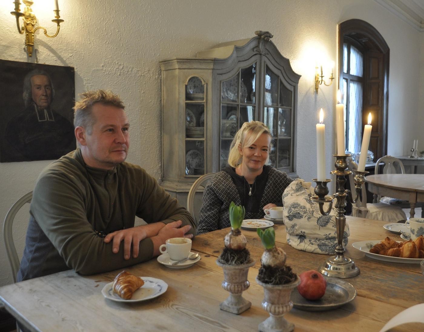 två personer vid ett kaffebord
