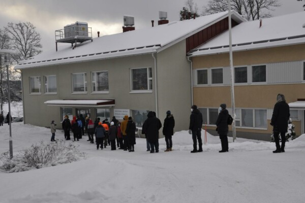 en kö utanför en vårdmottagning