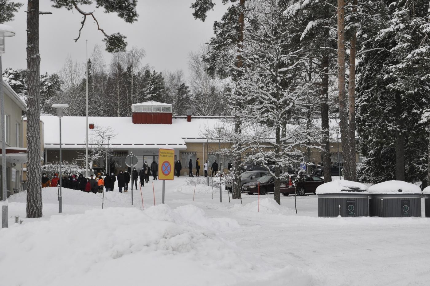 vårdbyggnad med kö genom hela gården