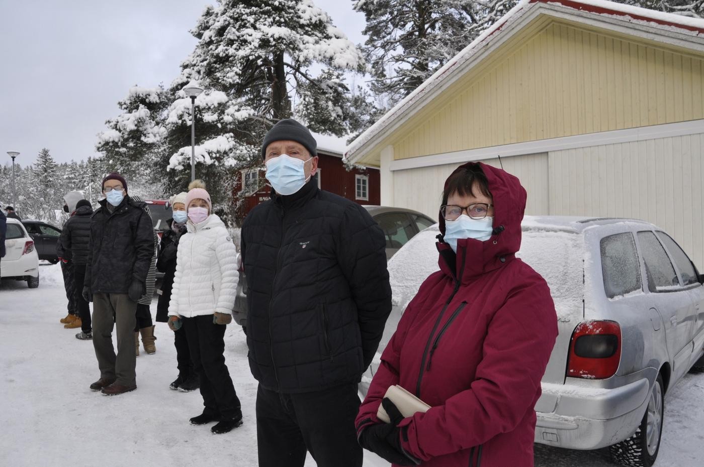 två personer utomhus i en kö