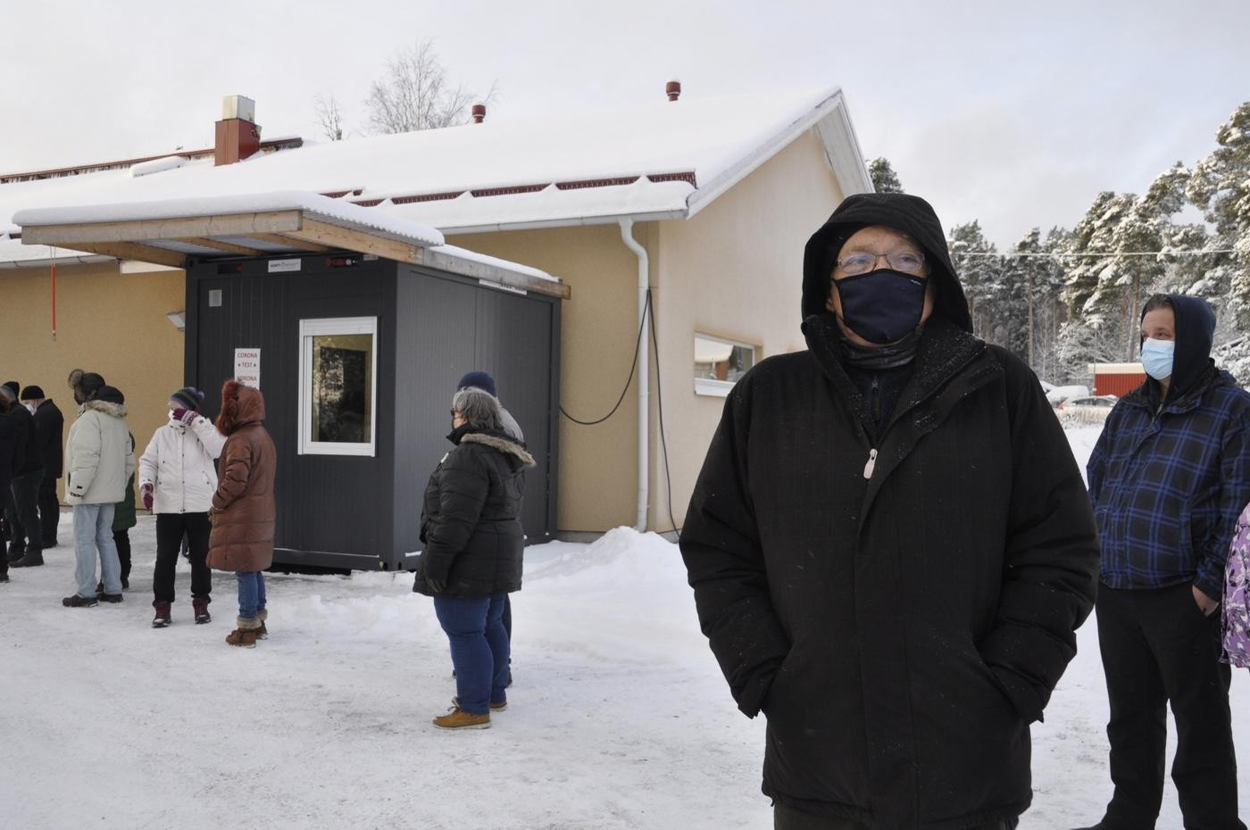 man köar utomhus i vinterlandskap