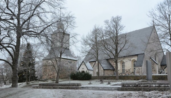 en kyrka i vintrigt landskap