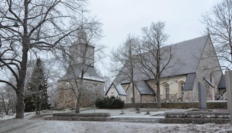 en kyrka i vintrigt landskap