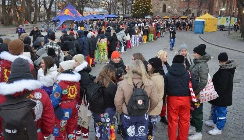 Hundratals studerande står i kö