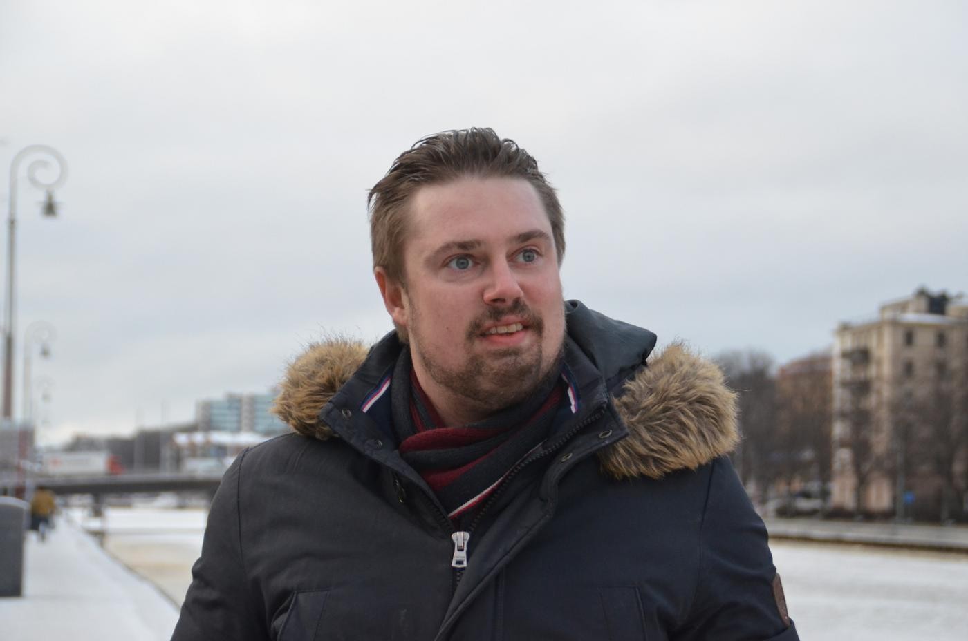 Man utomhus i vinterjack