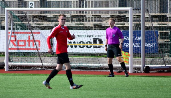 en fotbollsspelare i röd tröja