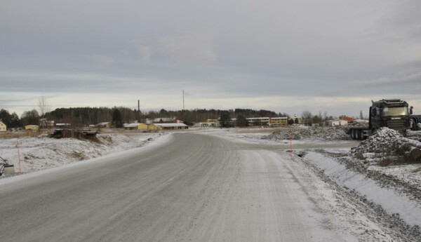 grusväg genom vintrigt industriområde