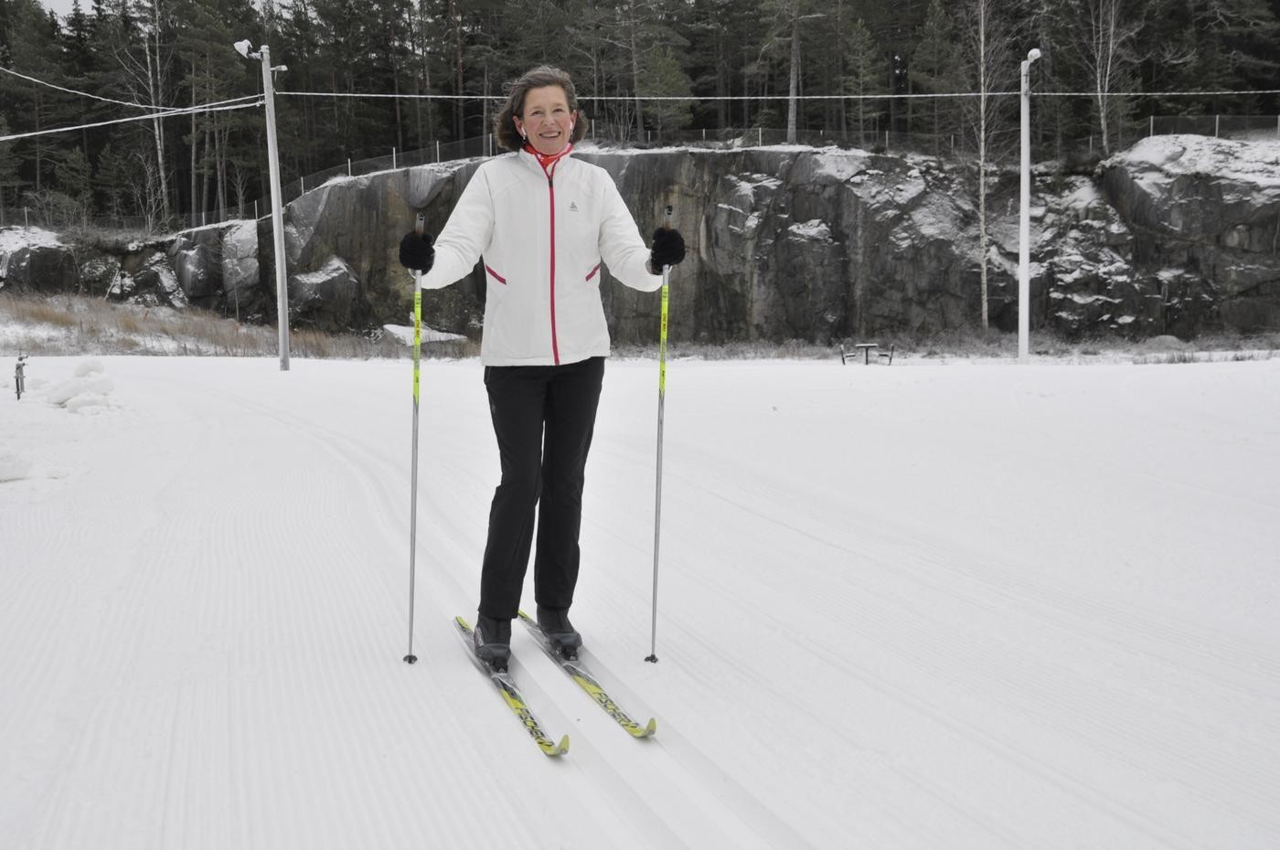skidåkare på snötäckt plan