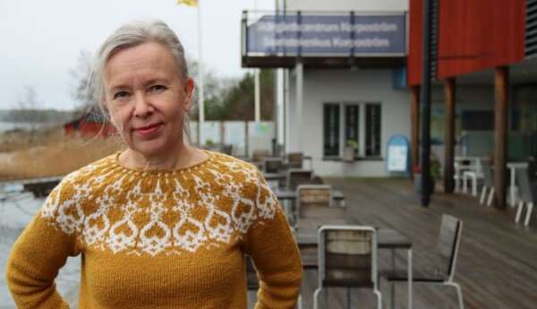 Kvinna i gul tröja.