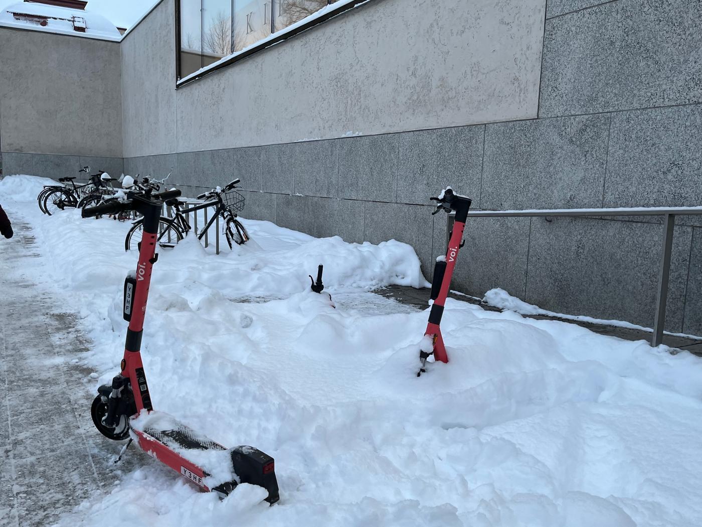 elsparkcyklar i snön