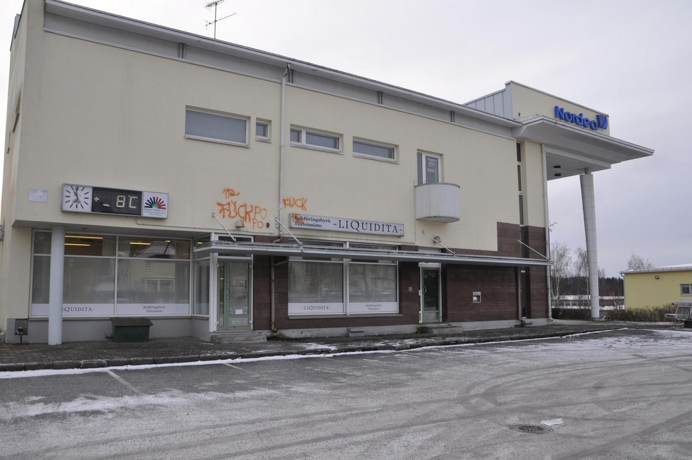 byggnad i sten med klottrad väg