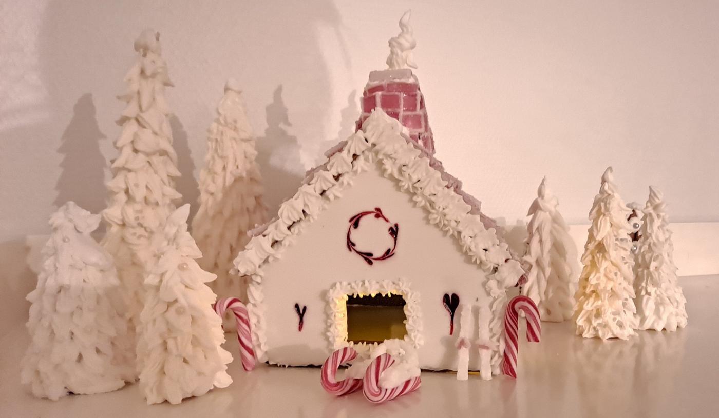 ett vitt pepparkakshus
