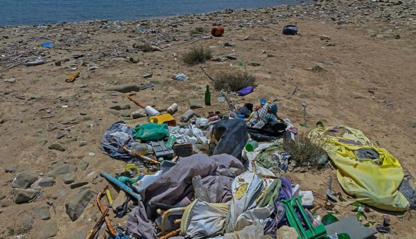Plastavfall på en strand.