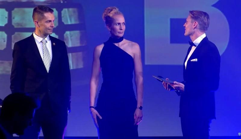 två män och en kvinna på en galascen