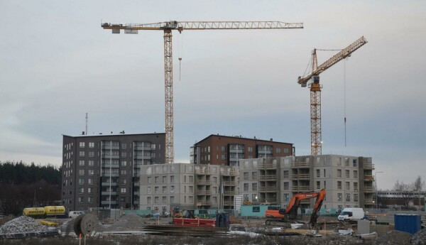 Höghus under bygge och lyftkranar