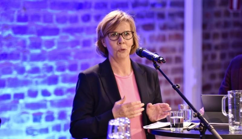en kvinna bakom en mikrofon