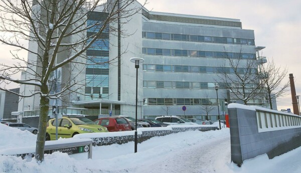 Snödrivor vid sjukhusbyggnad