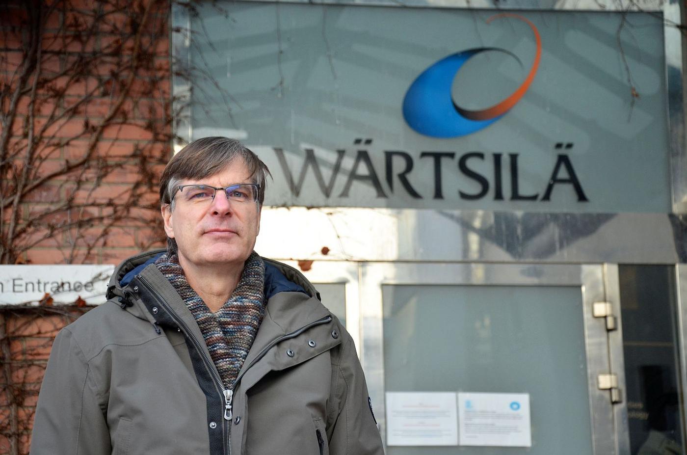 Man vid tegelbyggnad