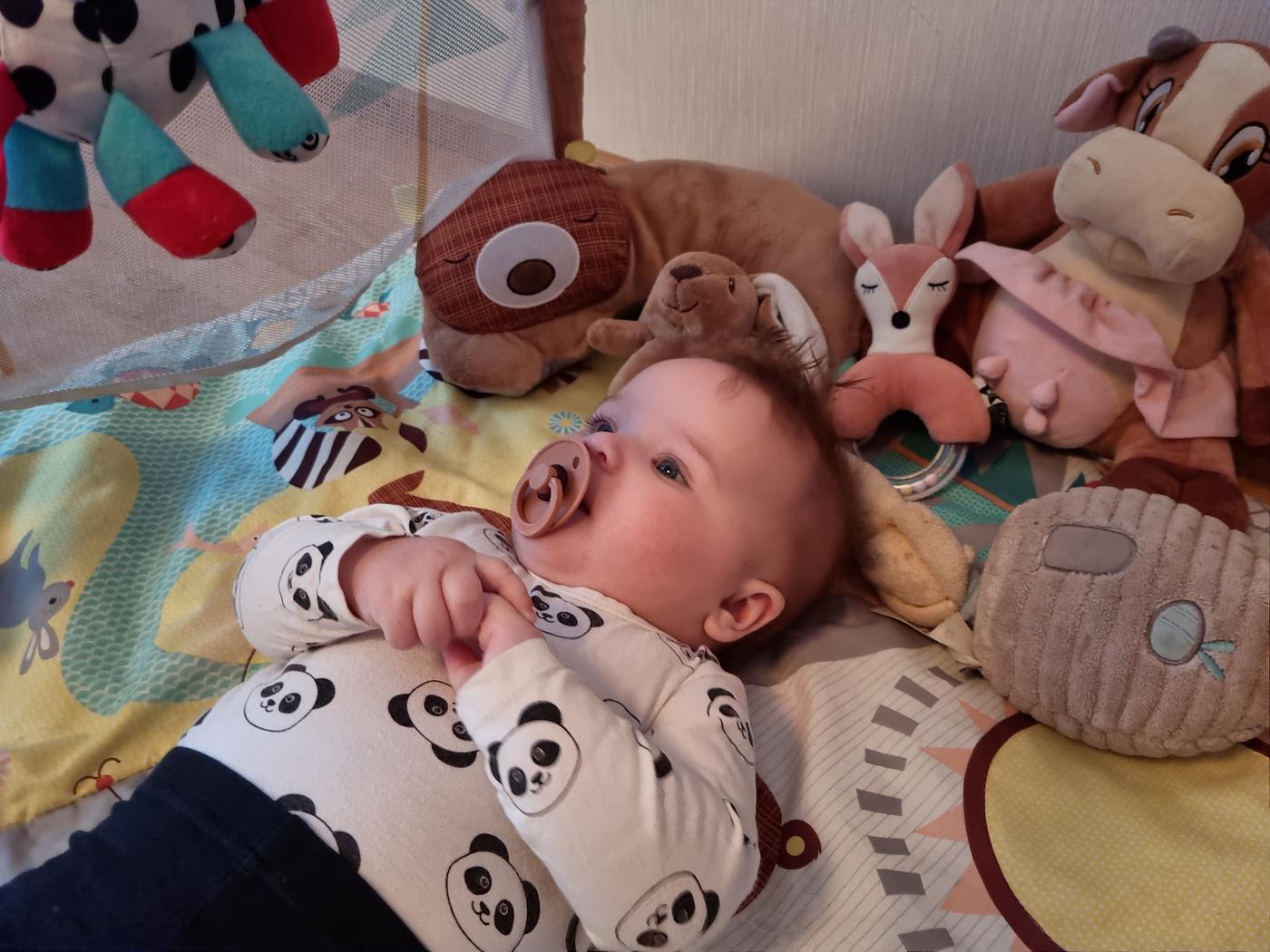 bebis på lekmatta